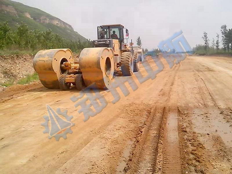 沖擊式壓路機出租